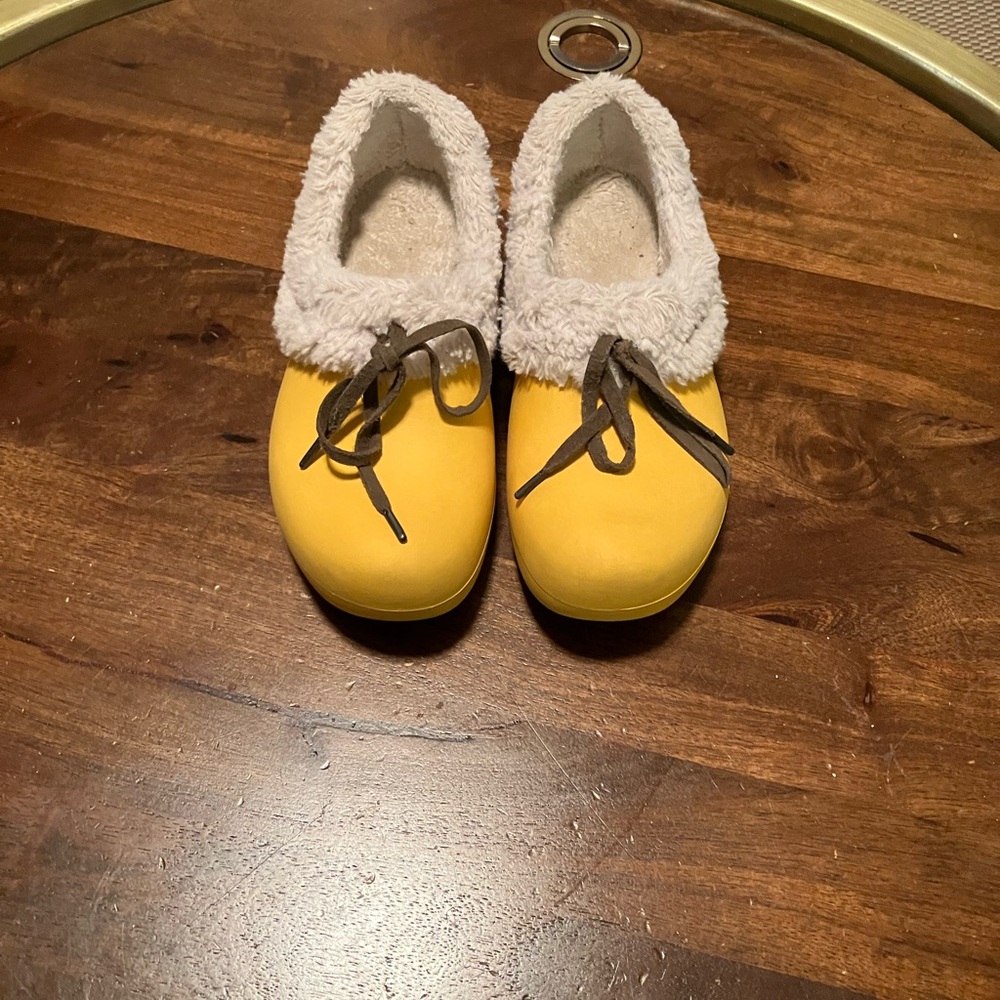 Crocs Dutch Clogs Women's Size 6 Yellow Sherpa Lined Leather Tie